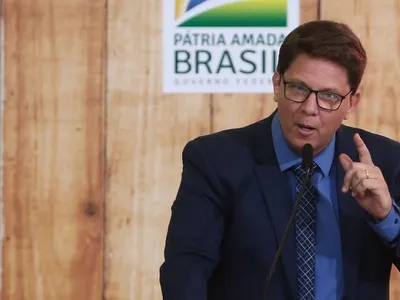 Mário Frias responde Flávio Dino após STF cobrar informações sobre viagens