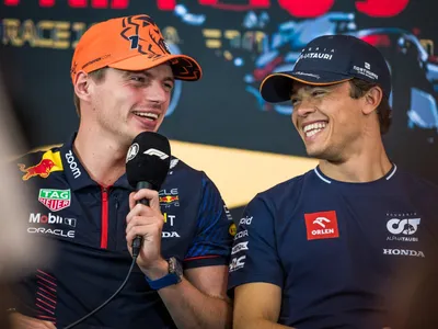 De Vries exalta paixão de Verstappen por corridas fora da F1: 'É admirável'