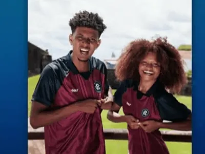 Modelos sofrem racismo em ação de clube: 'Por que esses dois urubus?'