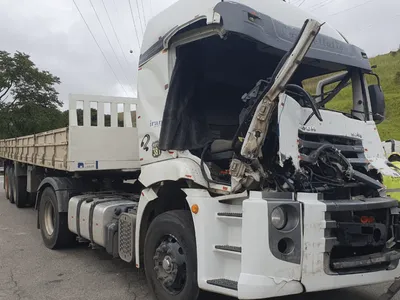 Motorista fica ferido após batida entre caminhões na Dutra em Lorena