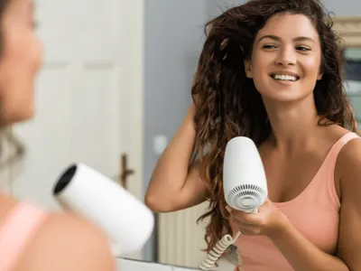 Secador, chapinha ou escova elétrica: qual vale mais a pena?