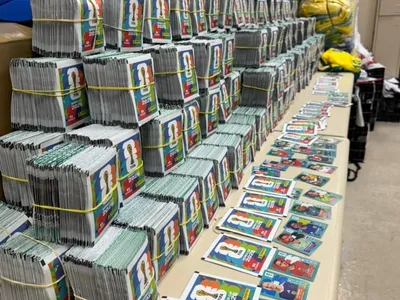 Polícia apreende 200 mil figurinhas falsificadas do álbum da Copa do Mundo