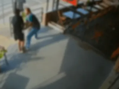 VÍDEO: câmera flagra momento que proprietário de bar é abordado e atingido