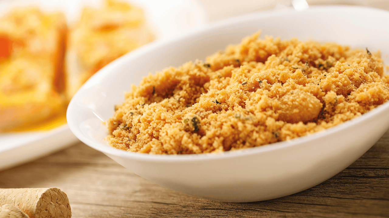 Como deixar a farofa crocante? Misture panko e mandioca em receita certeira
