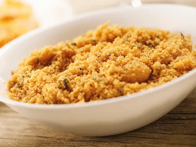 Como deixar a farofa crocante? Misture panko e mandioca em receita certeira