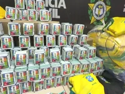 Polícia apreende 200 mil figurinhas falsas do álbum da Copa de 2026 no RJ