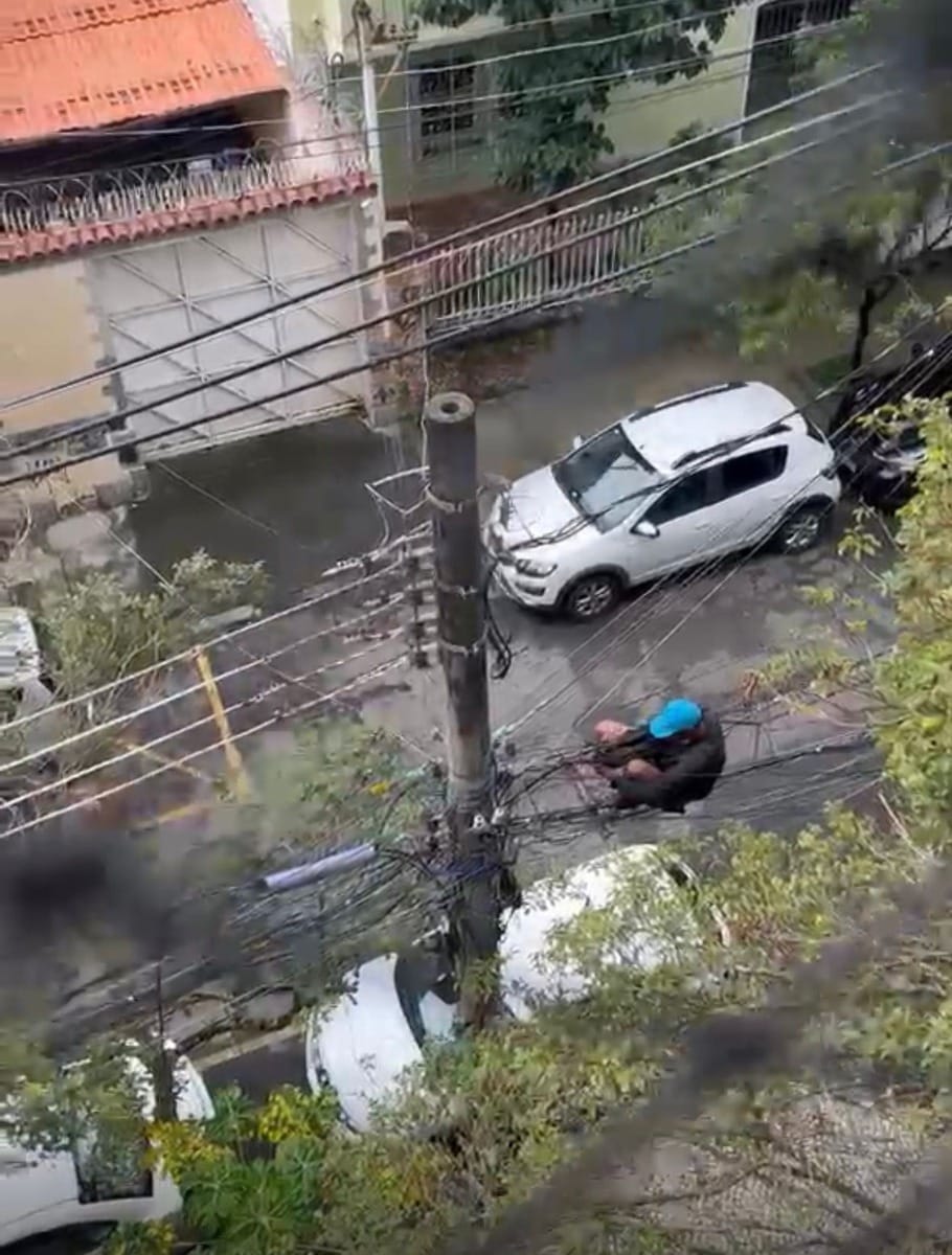 Homem é flagrado furtando cabos em poste na Tijuca