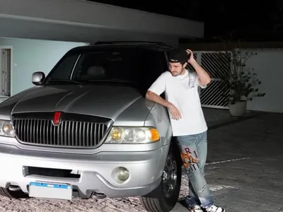 Filho de Gugu mostra carro dos anos 2000 avaliado em R$ 100 mil: 'Favorito'
