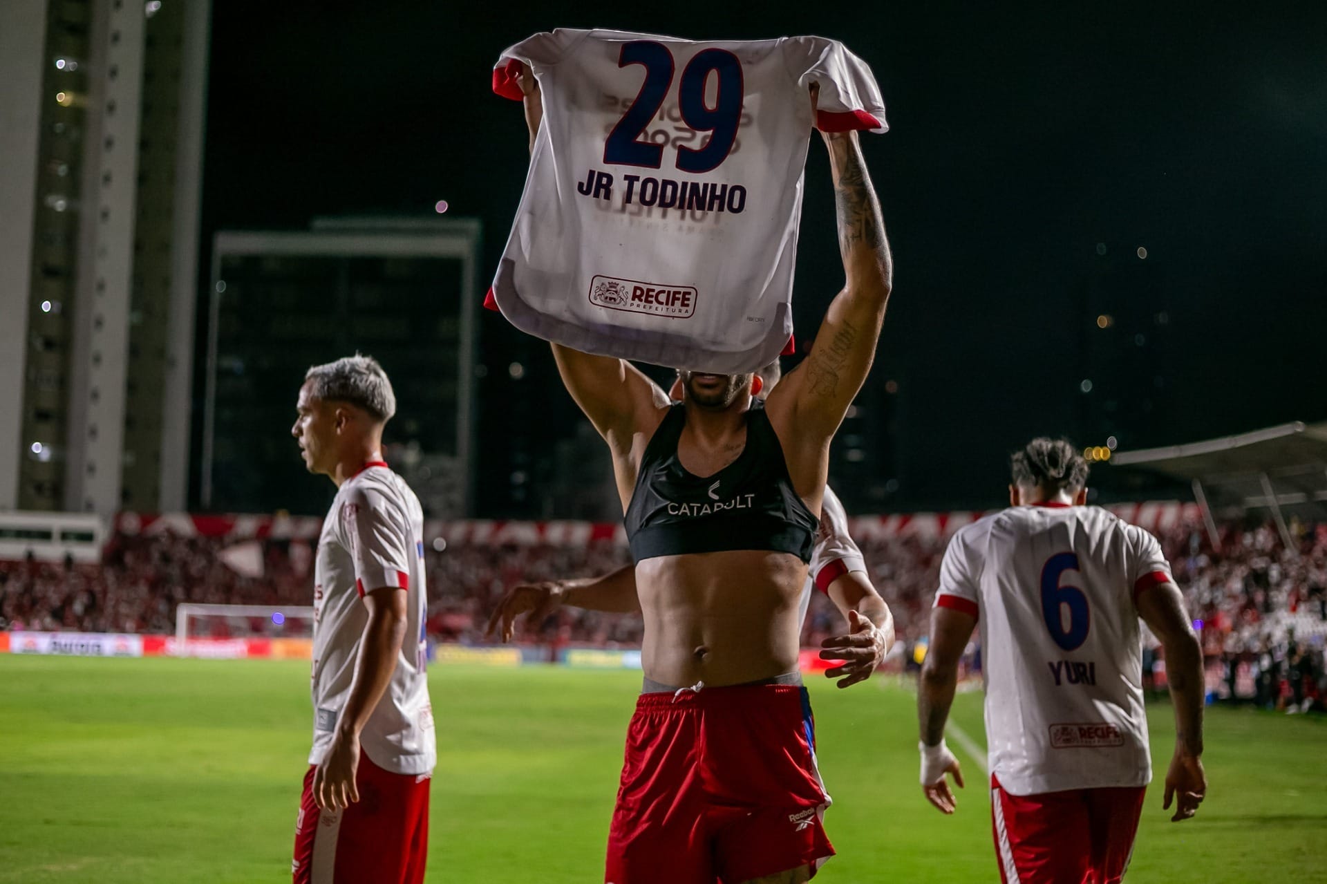 Jogador se emociona ao falar de lesão e gol decisivo: "Desacreditam de mim"