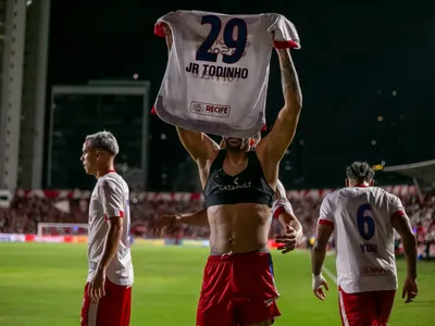 Jogador se emociona ao falar de lesão e gol decisivo: "Desacreditam de mim"