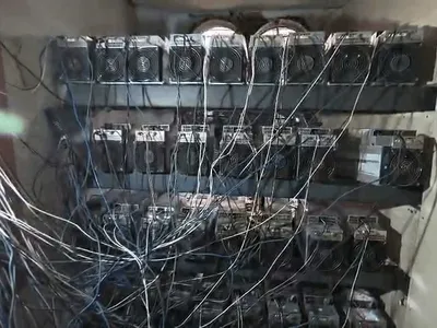 Polícia descobre mineradora de bitcoins no tráfico no Complexo do Lins