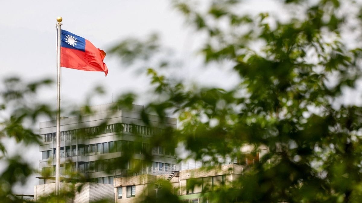 Taiwan diz estar cercada por mais de 100 navios da China