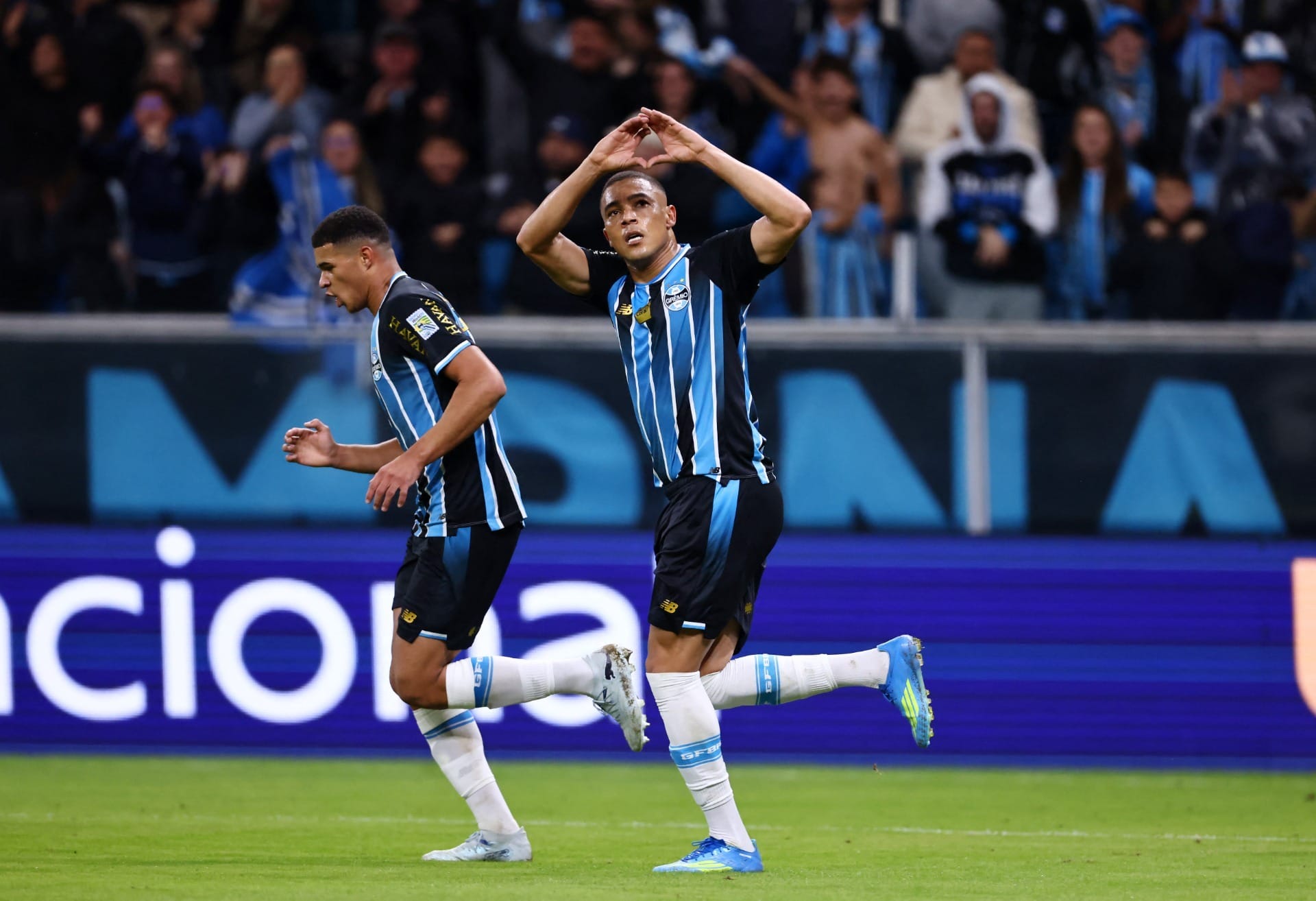 Com dois de Carlos Vinícius, Grêmio vence o Santos de virada no Brasileirão