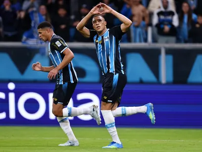 Com dois de Carlos Vinícius, Grêmio vence o Santos de virada no Brasileirão