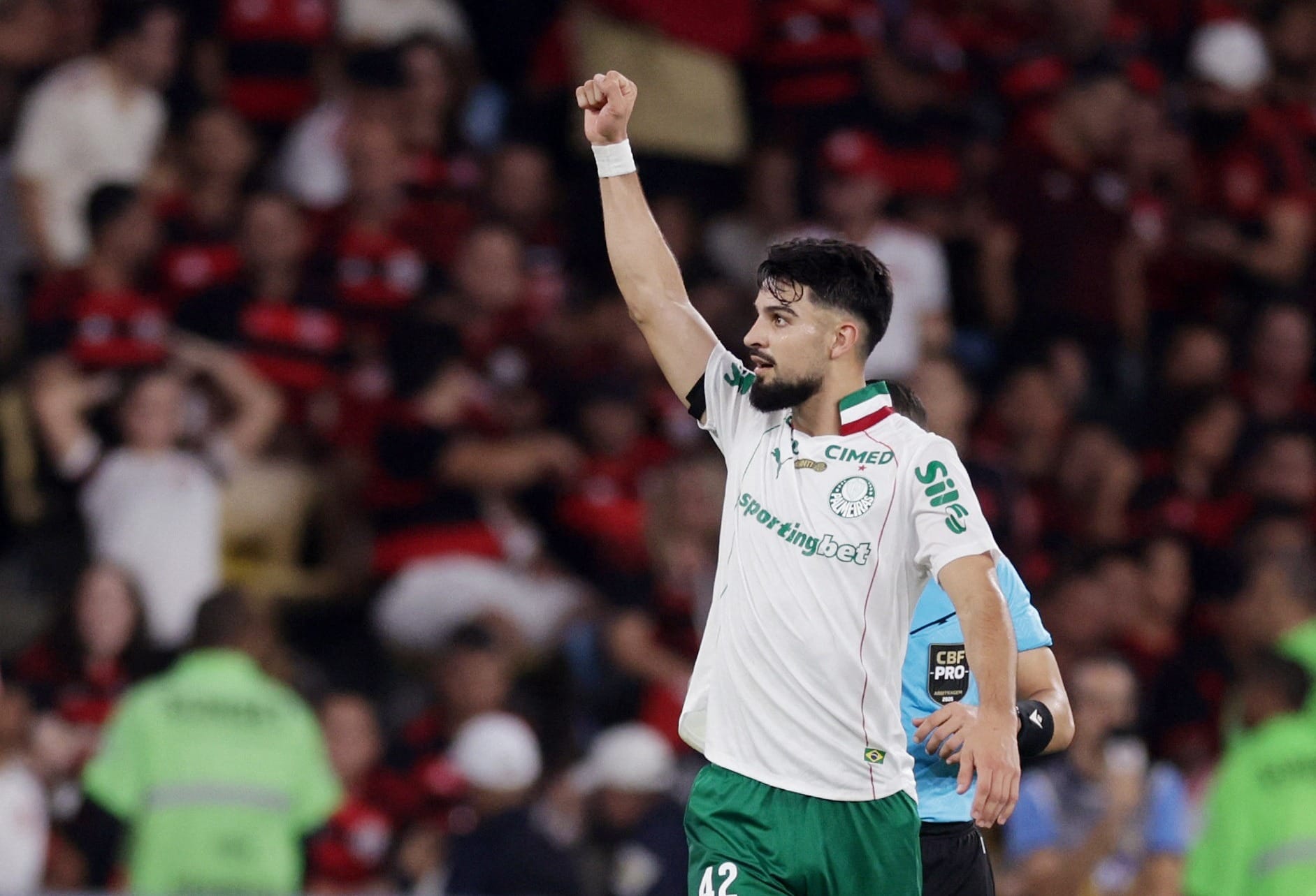 Palmeiras aproveita expulsão, domina Flamengo e abre vantagem na liderança