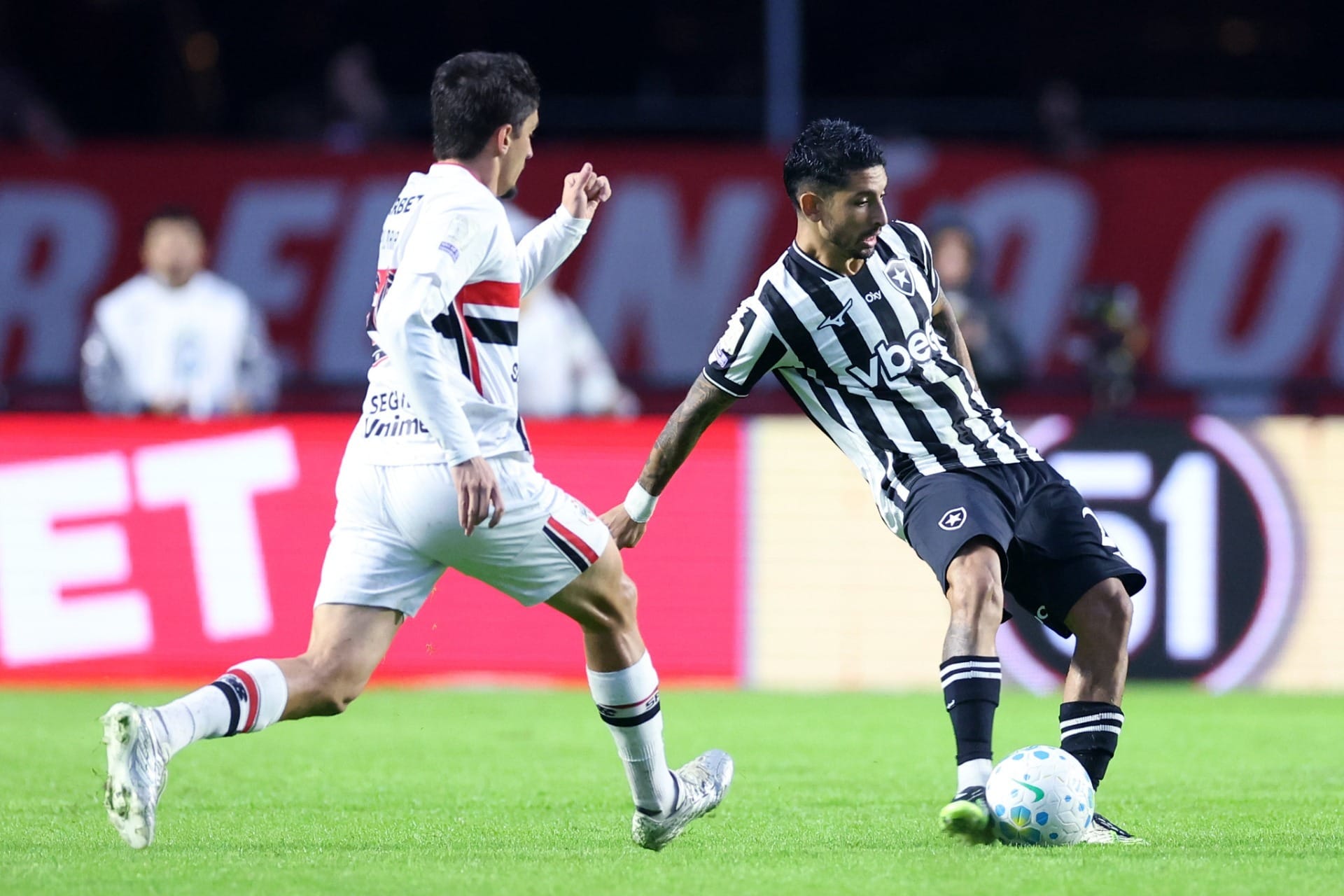 Botafogo marca golaço no fim e arranca empate do São Paulo no Brasileirão