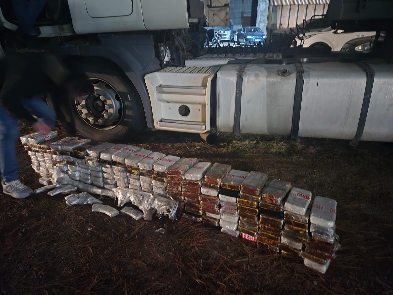PF apreende 183 kg de cocaína e armas em caminhão na BR-27, em Balsa Nova