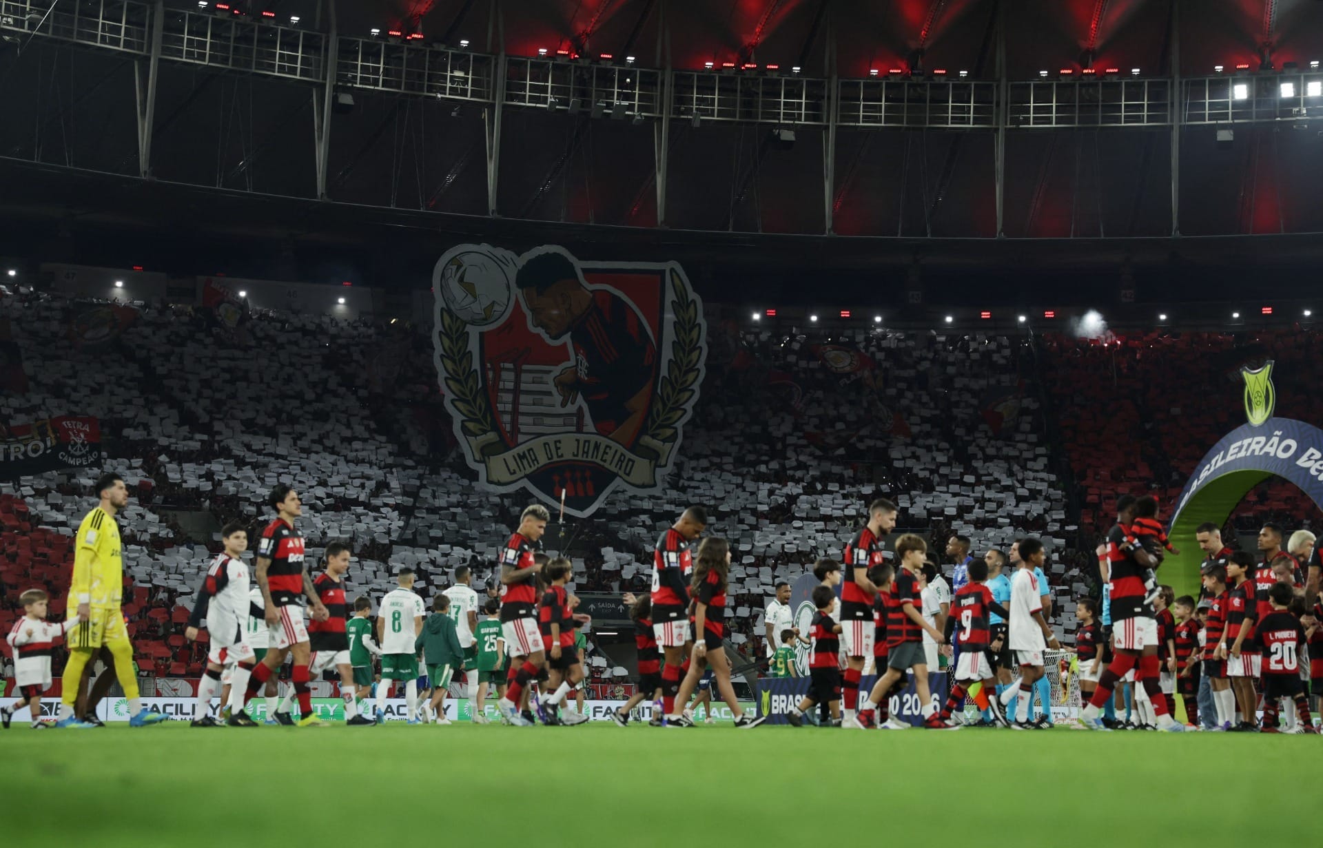 Torcida do Flamengo provoca Palmeiras com mosaico e 