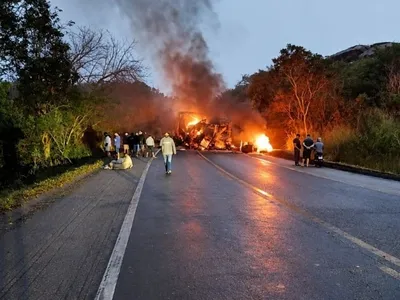Colisão entre ônibus e carreta deixa oito mortos na BR-251, em MG