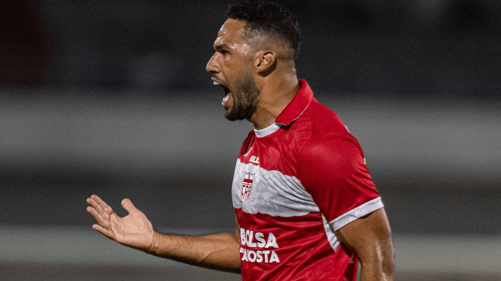 Jogadores se escondem atrás de placa para não receberem cartão; assista