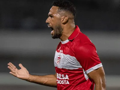 Jogadores se escondem atrás de placa para não receberem cartão; assista