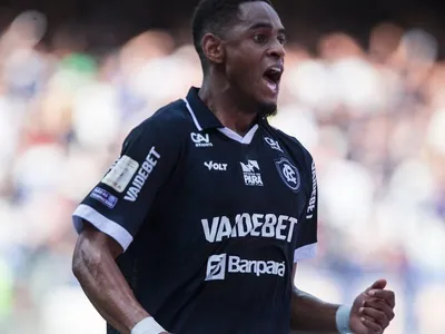 Jajá, do Remo, é expulso por fazer gesto obsceno contra o Athletico-PR