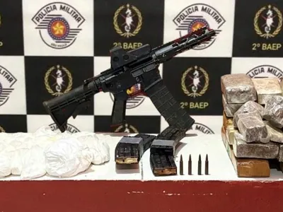 Polícia encontra fuzil, munições e carregadores no mar do Guarujá (SP)