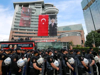 Impasse na Turquia: polícia invade sede do principal partido da oposição