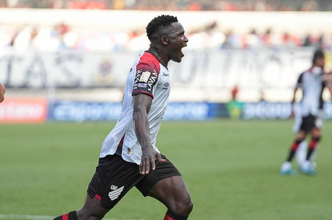 Athletico vira contra o Remo e entra no G4 do Brasileirão
