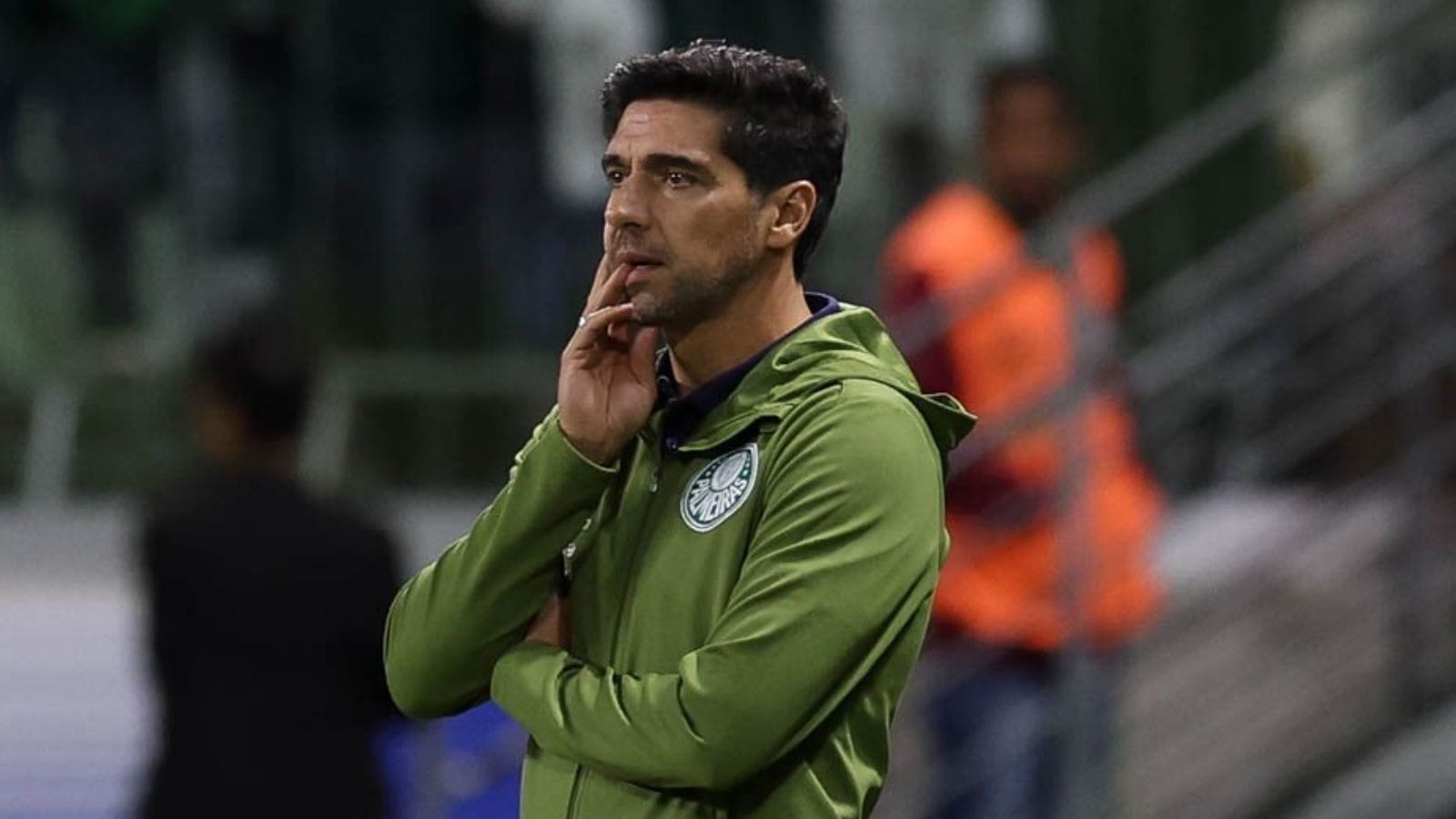 Conmebol multa Abel Ferreira por gesto obsceno para Flaco López
