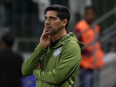 Conmebol multa Abel Ferreira por gesto obsceno para Flaco López