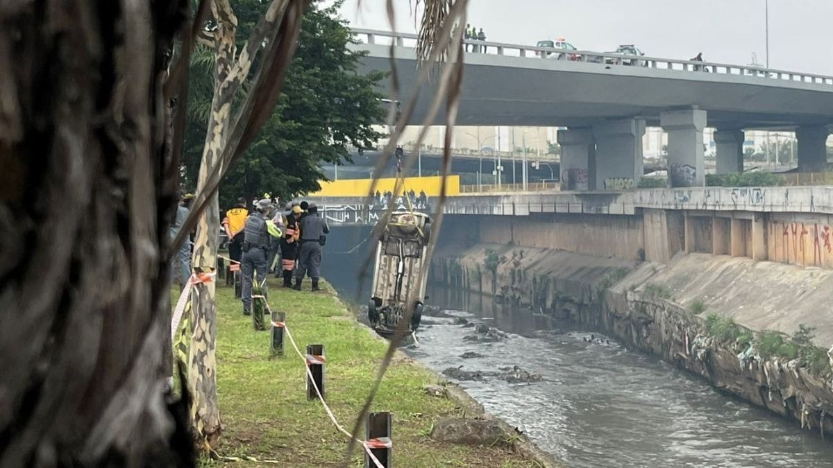 Após 5 horas, bombeiros retiram vítima de carro que caiu em rio em SP