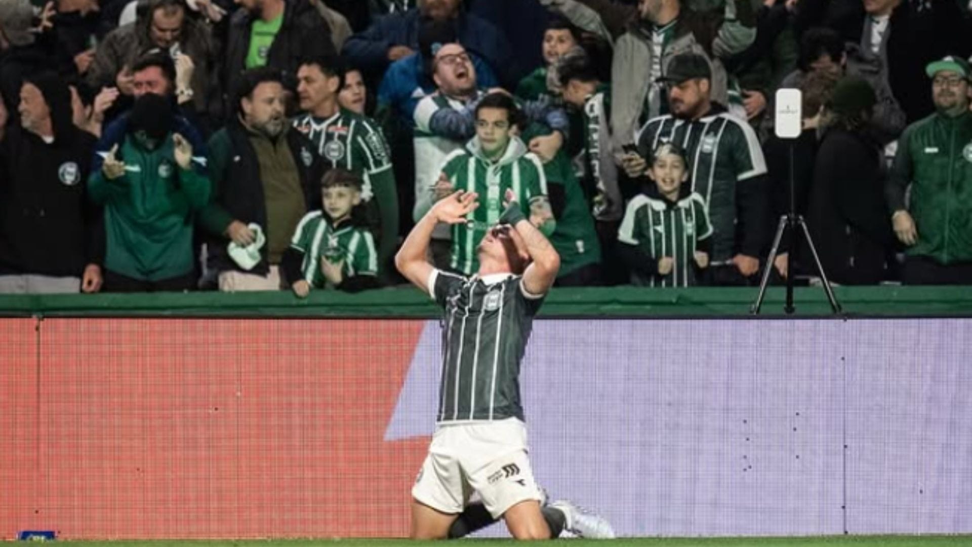 Coritiba tem segundo tempo mágico, vira em cima do Bahia e chega ao G6