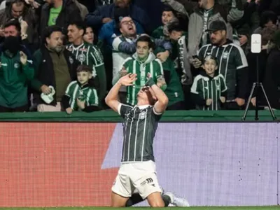 Coritiba tem segundo tempo mágico, vira em cima do Bahia e chega ao G6