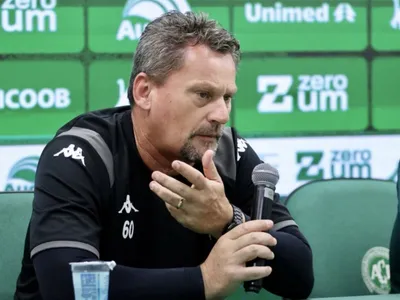 Chapecoense demite o técnico Fábio Matias após 10 jogos