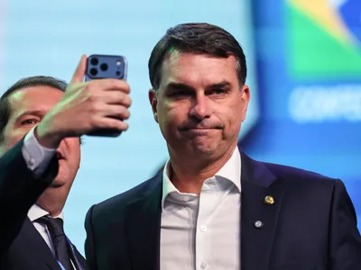 Aliados de Lula pedem que PGR investigue Flávio Bolsonaro por soberania