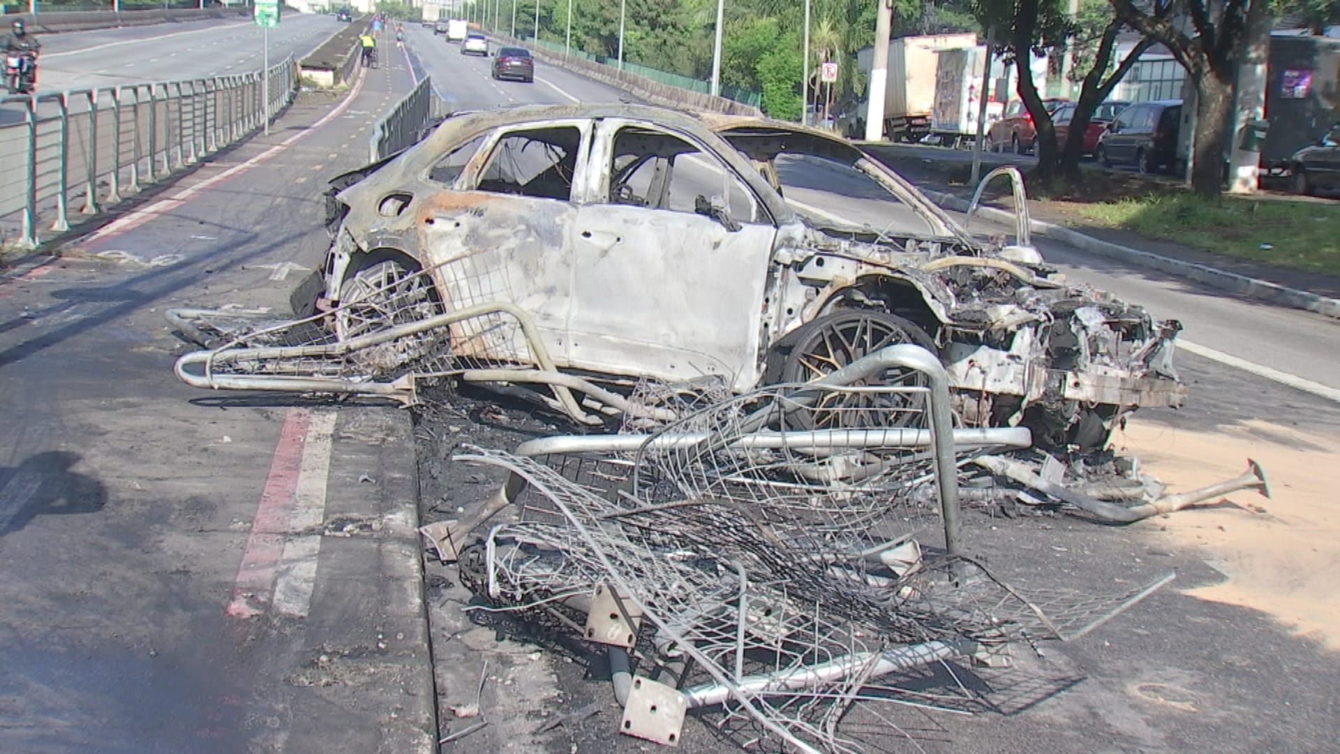 Porsche bate e pega fogo na Zona Oeste de São Paulo