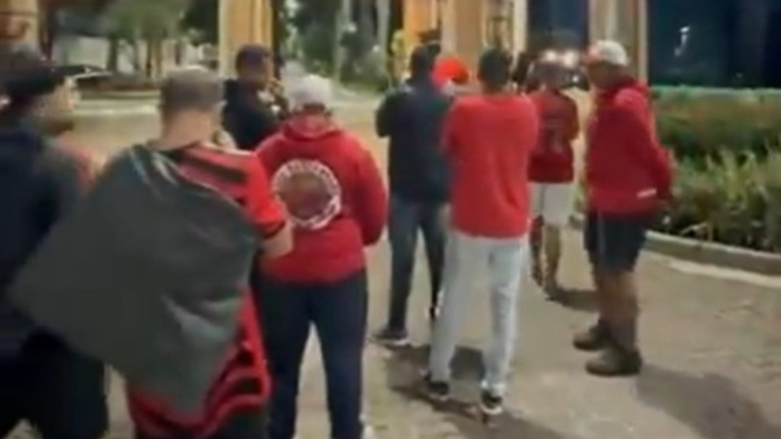 Organizada do Flamengo protesta em condomínio de Carrascal após derrota