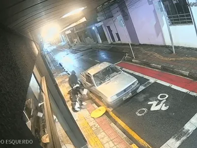 Vídeo: trio invade loja e furta duas motos elétricas em Pindamonhangaba