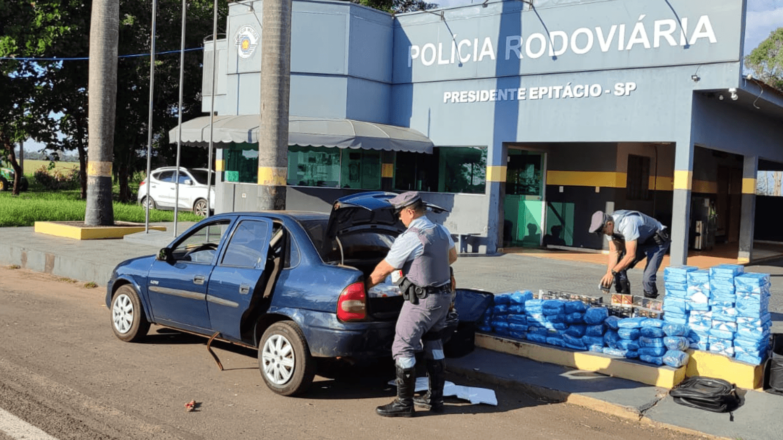 Veículo é apreendido com mercadorias contrabandeadas em rodovia
