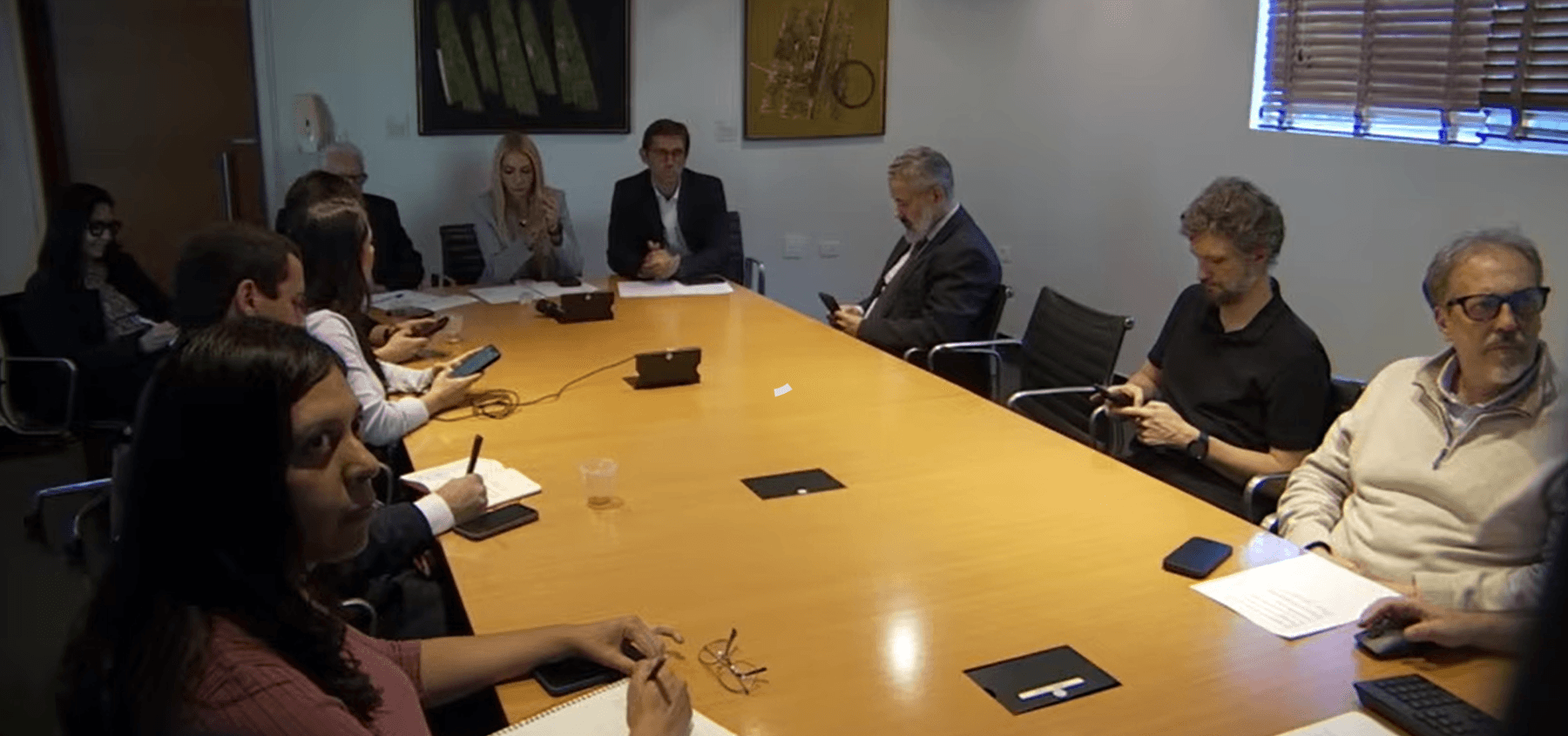Band reúne partidos políticos e define calendários de debates; veja datas