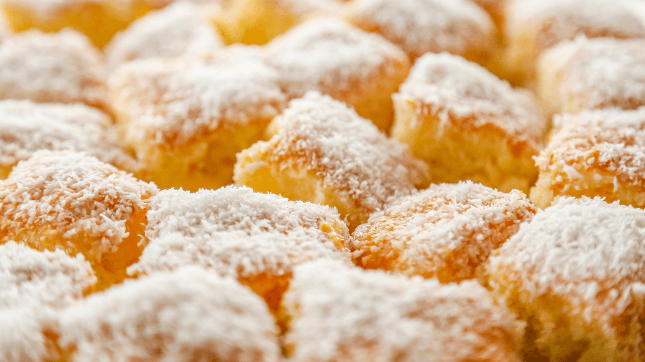 Bolo de coco gelado tem calda cremosa; aprenda segredos da receita