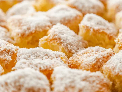 Bolo de coco gelado tem calda cremosa; aprenda segredos da receita
