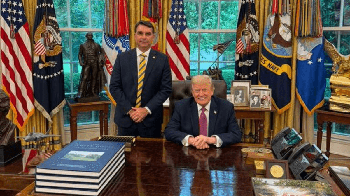 Fl&aacute;vio Bolsonaro com Donald Trump durante encontro na Casa Branca &nbsp; Cr&eacute;dito: Divulga&ccedil;&atilde;o