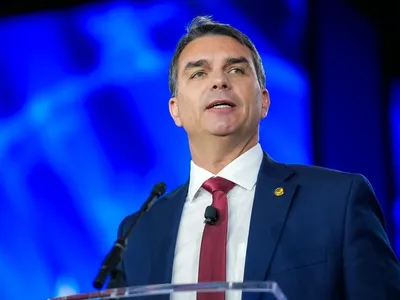 Um terço dos eleitores de Flávio reprova pedido de dinheiro a Vorcaro