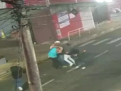 Homem é espancado por quatro pessoas após confusão em bar na Grande SP