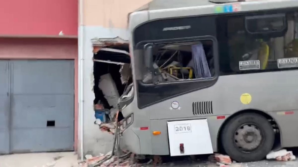 Motorista de ônibus perde controle e bate em casa em SP; 7 ficaram feridos
