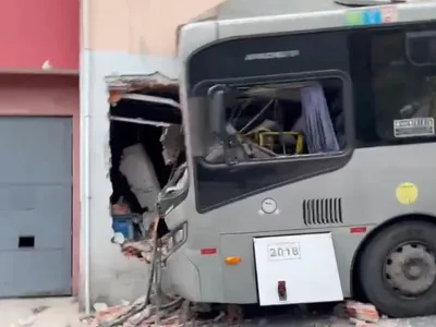 Motorista de ônibus perde controle e bate em casa em SP; 8 ficaram feridos