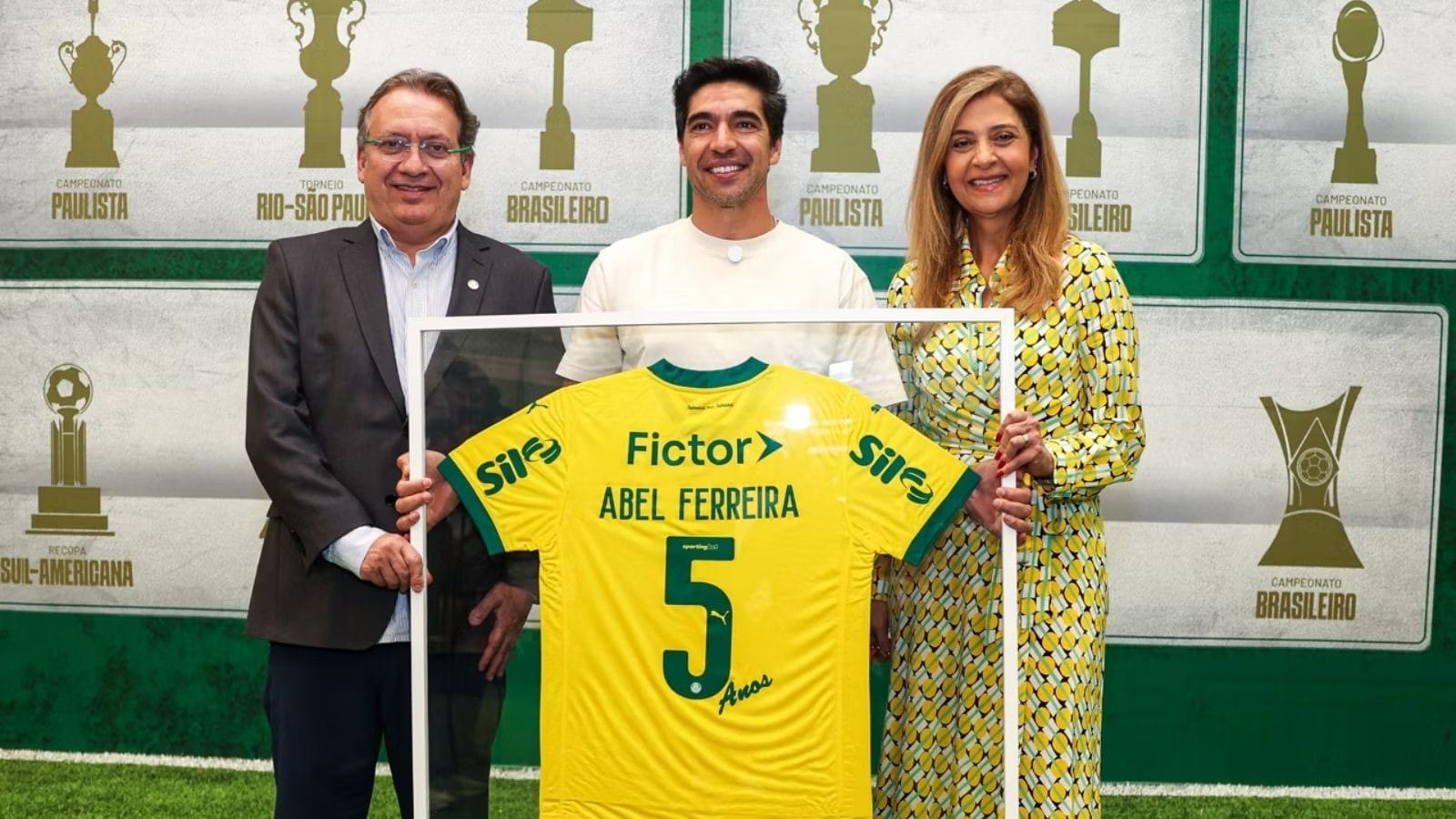 Paulo Buosi (vice do Palmeiras), Abel Ferreira e Leila Pereira (Foto: Cesar Greco / Palmeiras)