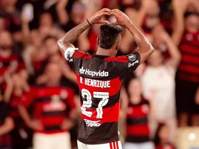 Flamengo supera vaias, vence Cusco e lidera classificação geral
